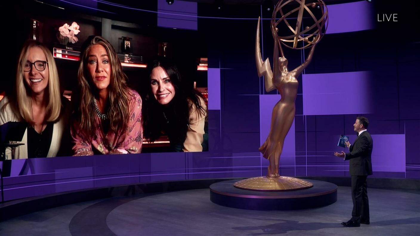 Jimmy Kimmel in telecollegamento con Lisa Kudrow, Jennifer Aniston e Courteney Cox