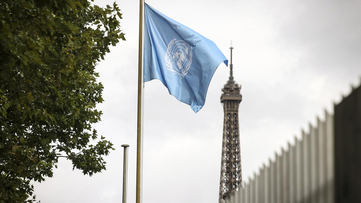 Il drappo delle Nazioni Unite sventola sopra la sede dell'UNESCO a Parigi.jpg