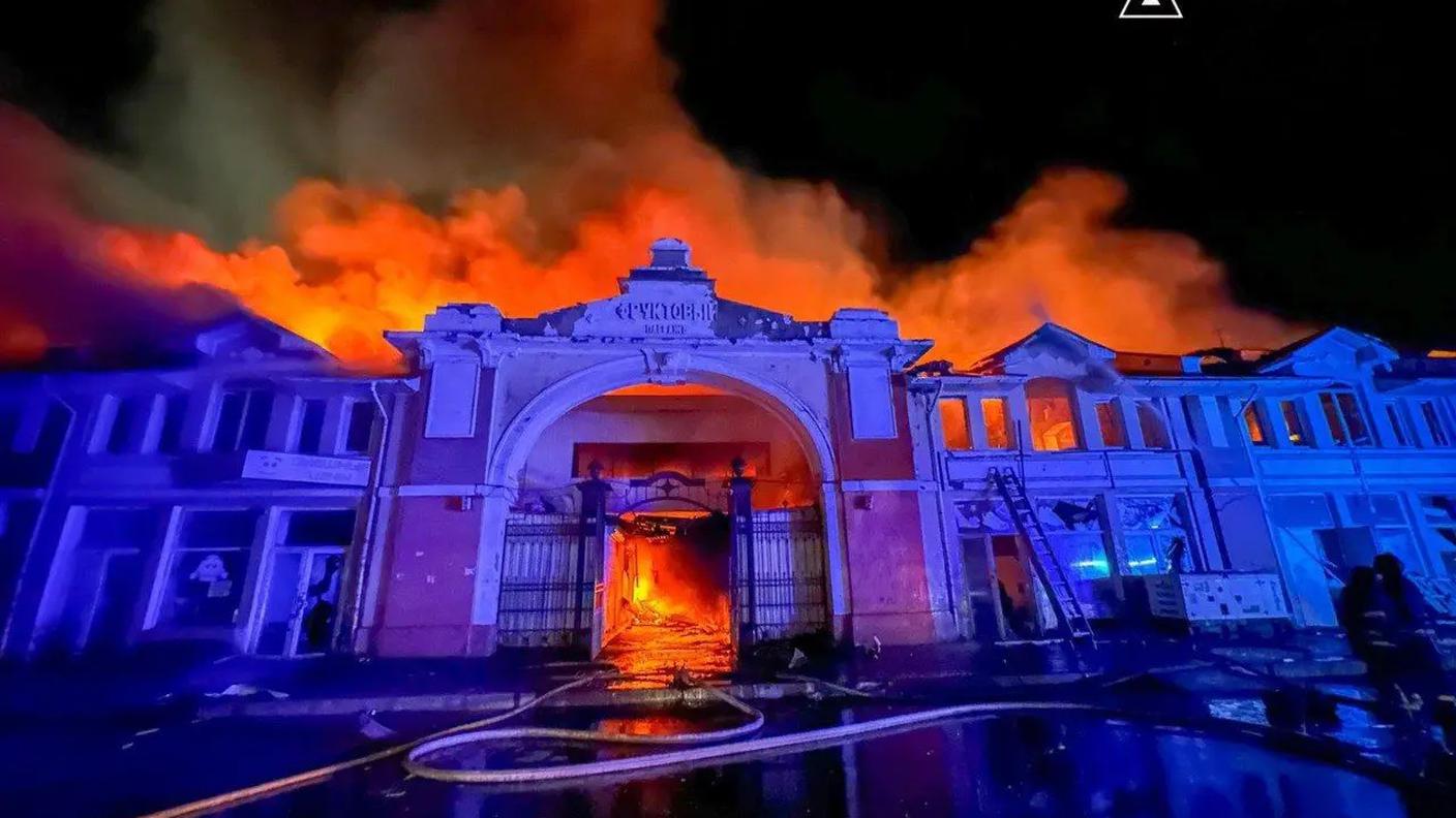 Fiamme si vedono da una delle entrate dello storico Pryvoz Market