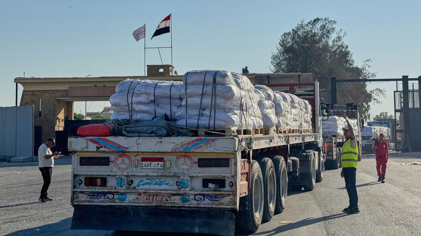 I primi camion con gli aiuti entrano dal valico di Rafah.jpg