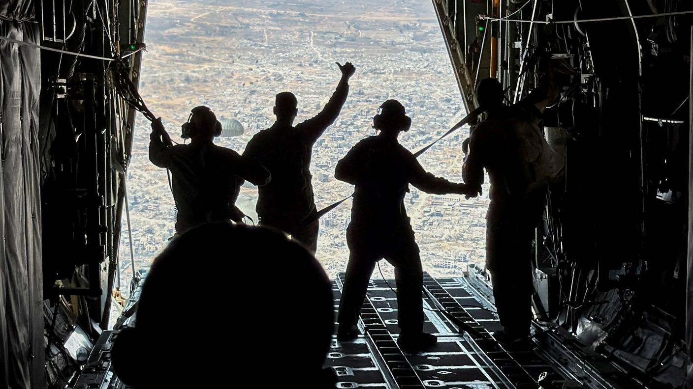 lancio di aiuti umanitari da un aereo giordano