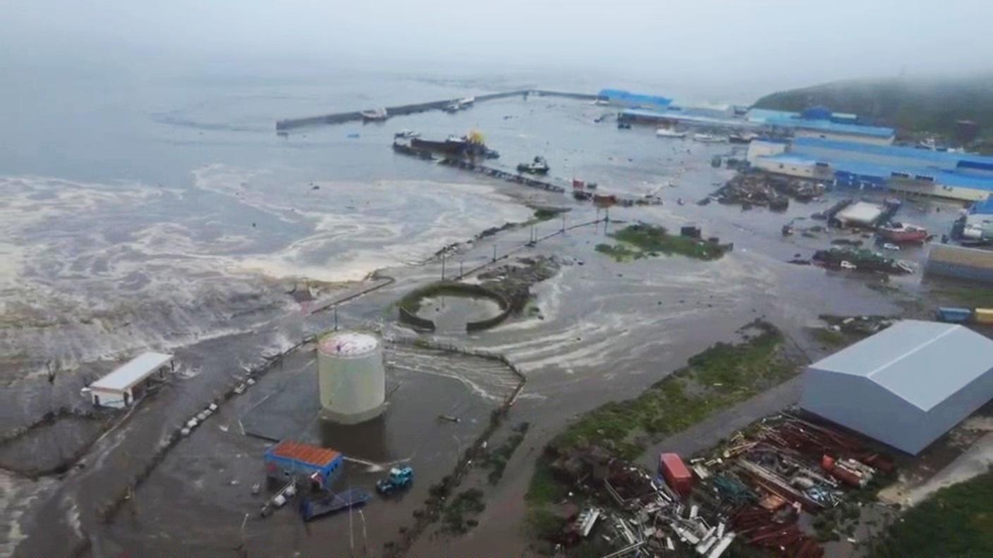 Le ondate che hanno raggiunto la costa russa dopo il sisma