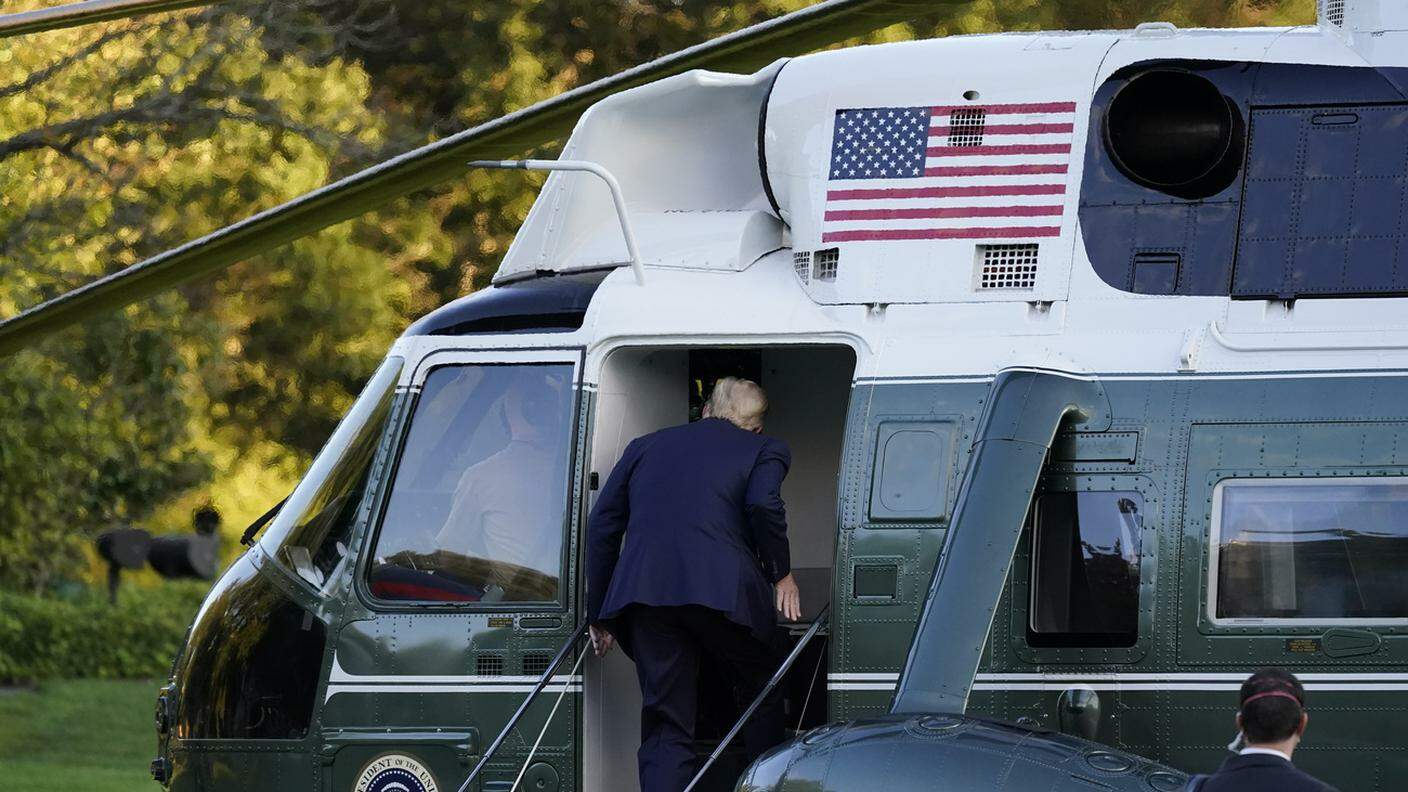 Donald Trump sale a bordo del Marine One. Il volo per l'ospedale è durato 10 minuti 
