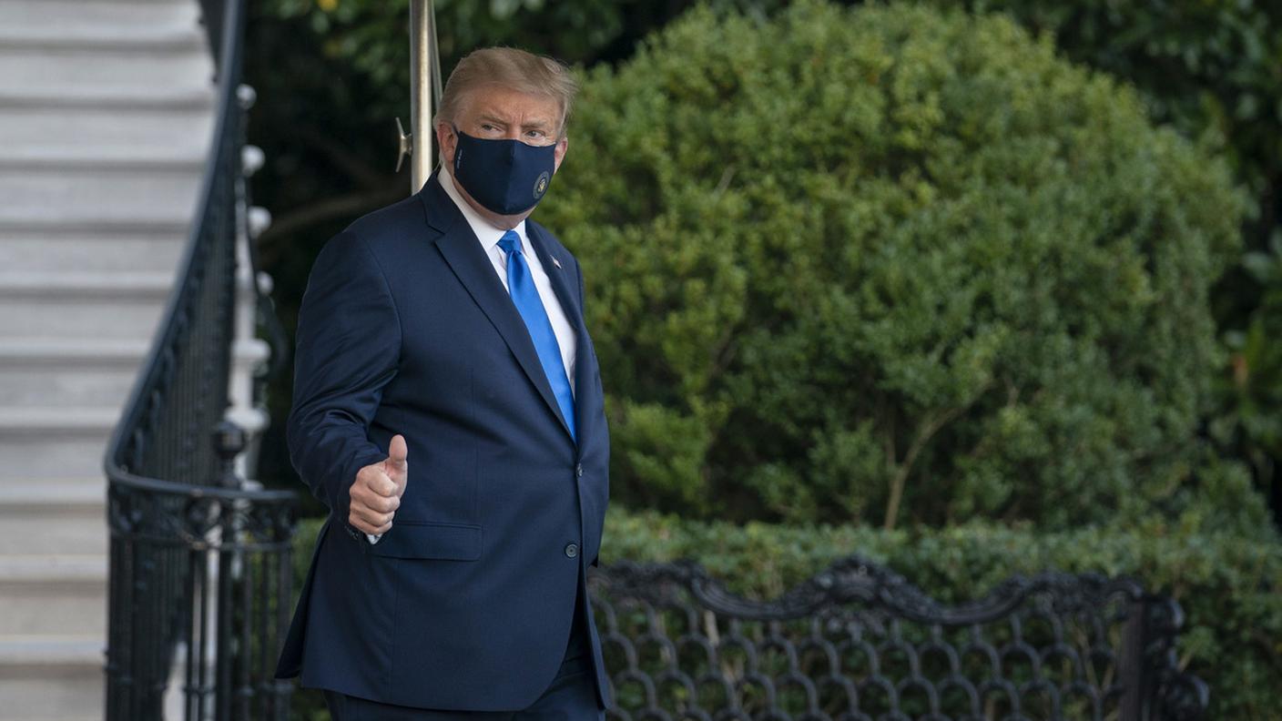 Donald Trump mentre lascia la Casa Bianca