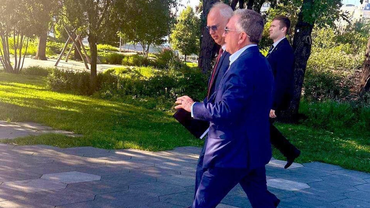Witkoff mentre passeggia con il funzionario russo Dmitriev in un parco presso il Cremlino x-twitter.jpg