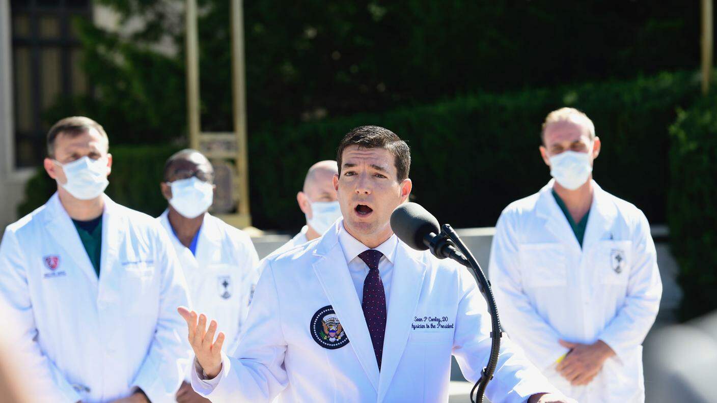 Sean Conley, medico personale del presidente, durante il briefing con i media all'esterno dell'ospedale militare Walter Reed