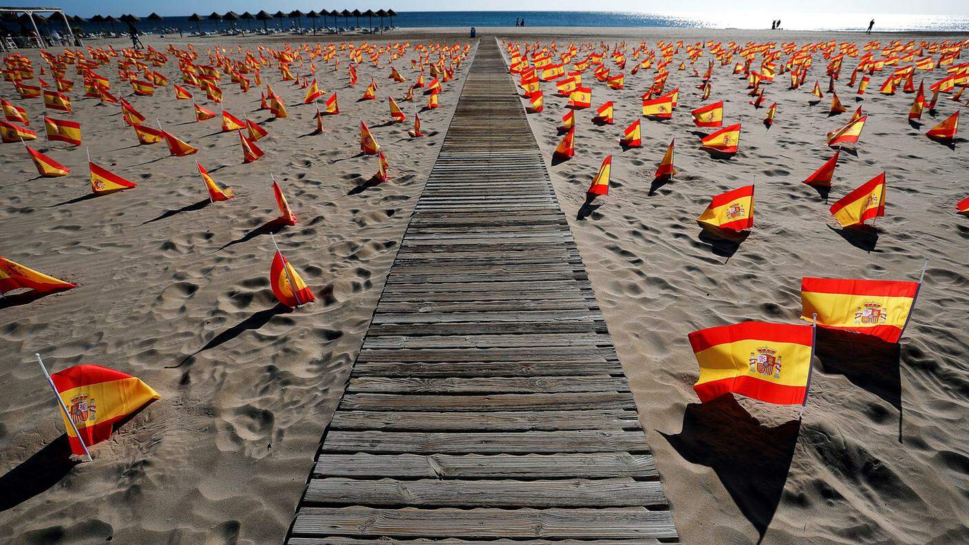 Le bandiere iberiche disseminate lungo la spiaggia della località di Alboraya