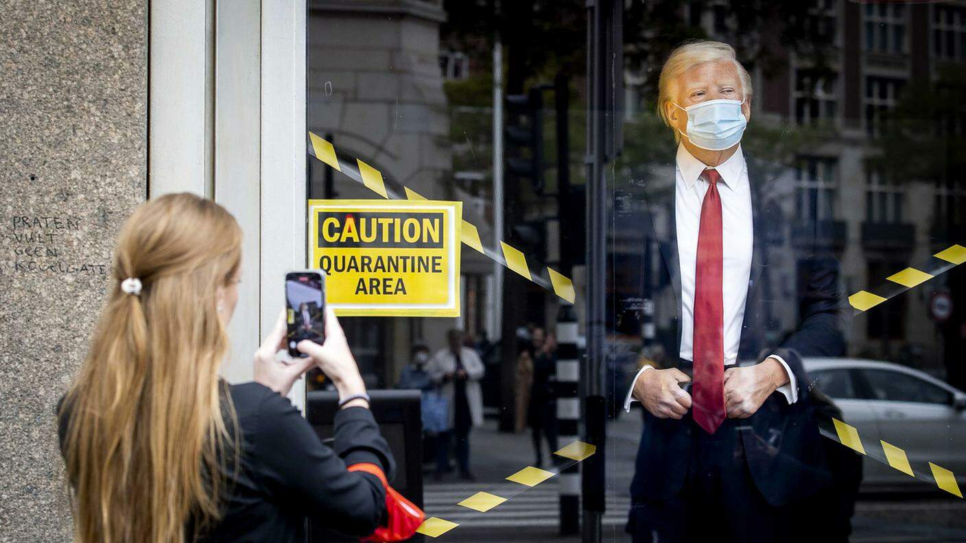 La statua di cera di Donald Trump al museo Tussaud di Amsterdam, ora posta in "quarantena" dopo l'infezione riscontrata al capo della Casa Bianca