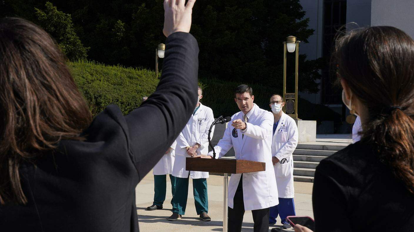 Il medico Sean Conley alle prese con le domande dei cronisti, nel secondo briefing con i media all'esterno dell'ospedale Walter Reed di Bethesda