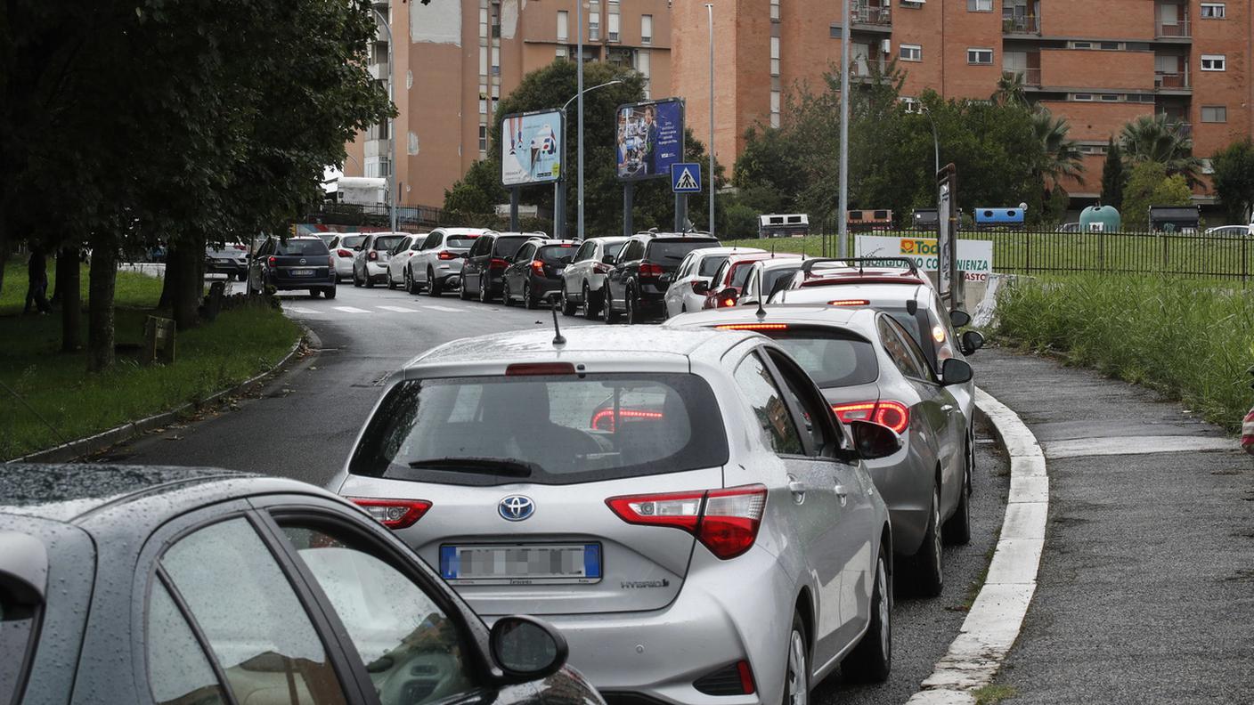 La coda davanti a un drive-in a Roma.