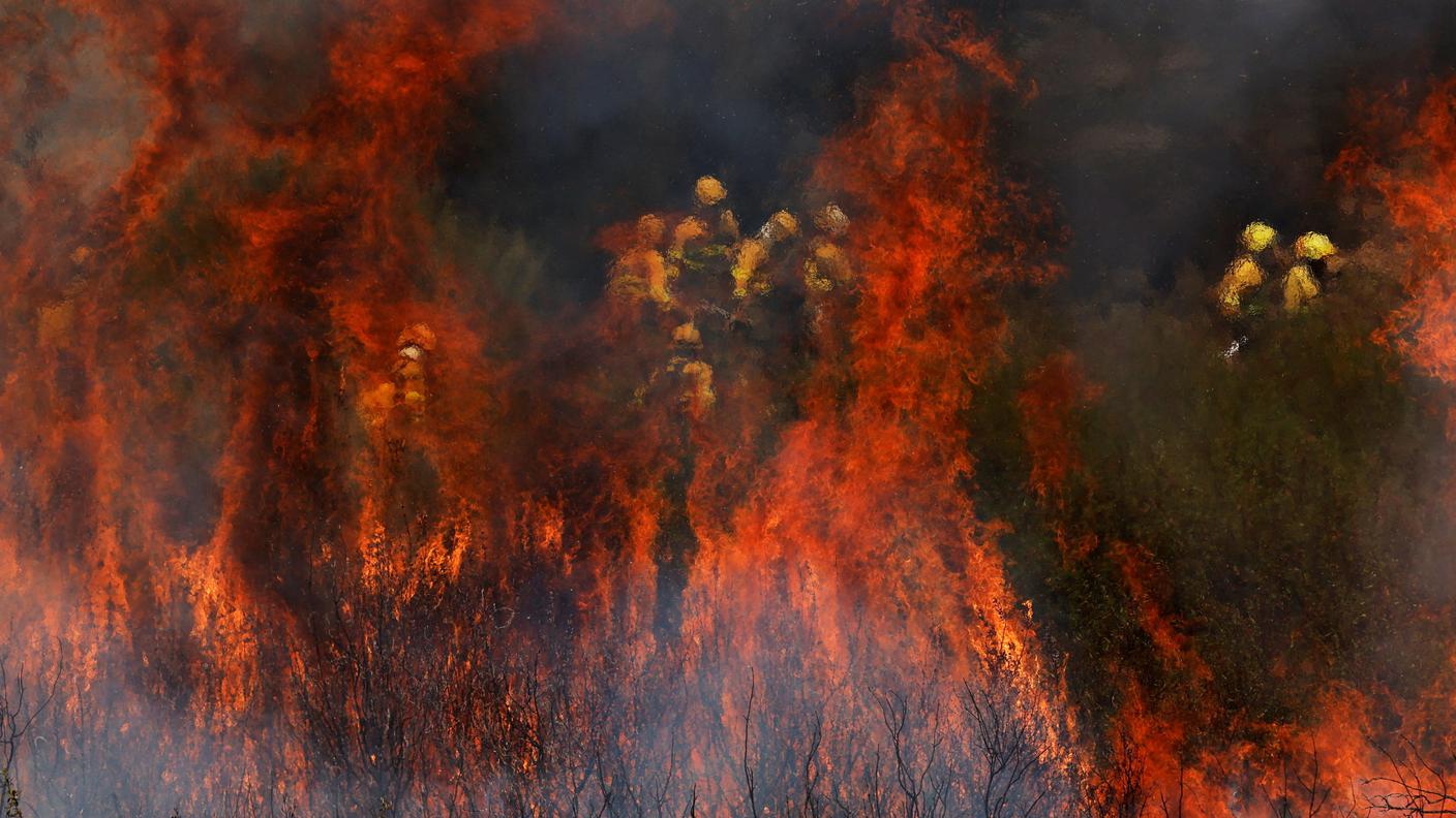 2025-08-14T020916Z_482544184_RC2E6GAXS9W5_RTRMADP_3_EUROPE-WEATHER-SPAIN-WILDFIRE.JPG