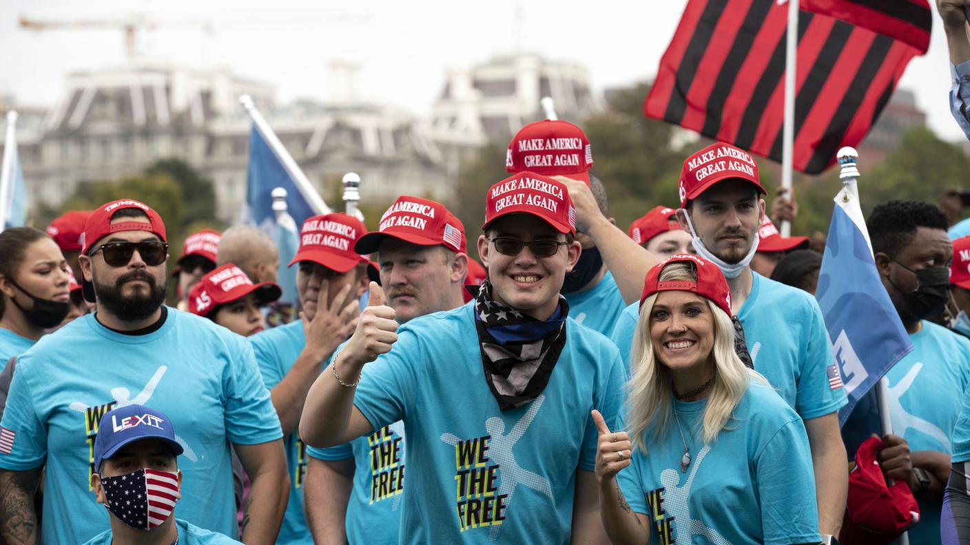 I fan di Trump, ammassati senza mascherina davanti alla Casa Bianca