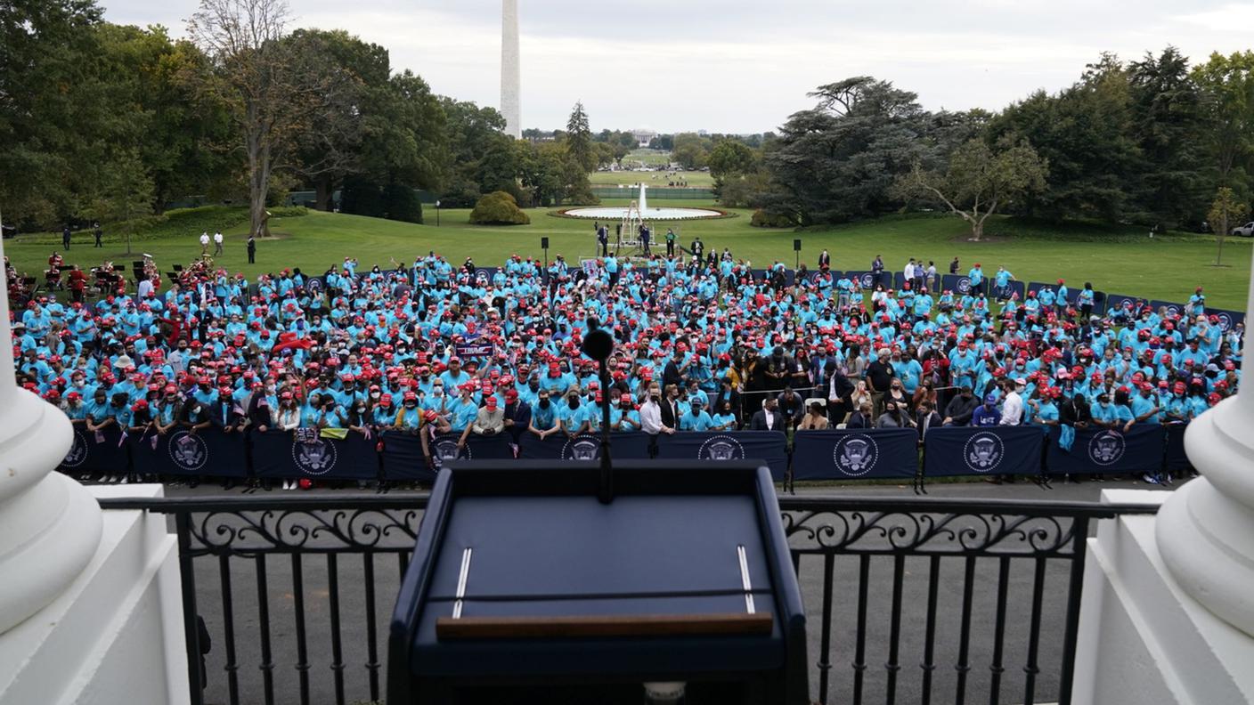 I fan di Trump in attesa del discorso, sotto il balcone della Casa Bianca