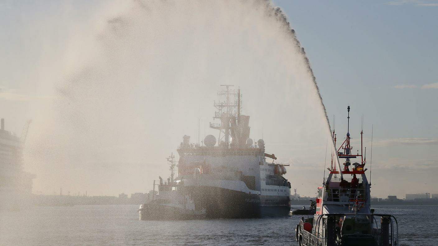 La Polarstern accolta all'entrata nel porto di Bremerhaven