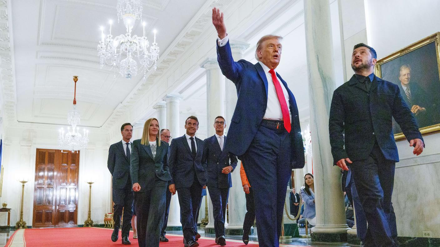 Il presidente Trump con Zelensky e i "volenterosi" europei.jpg