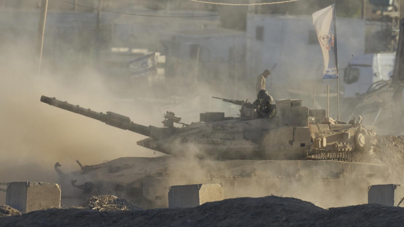 Carri armati israeliani in movimento verso Gaza City.jpg