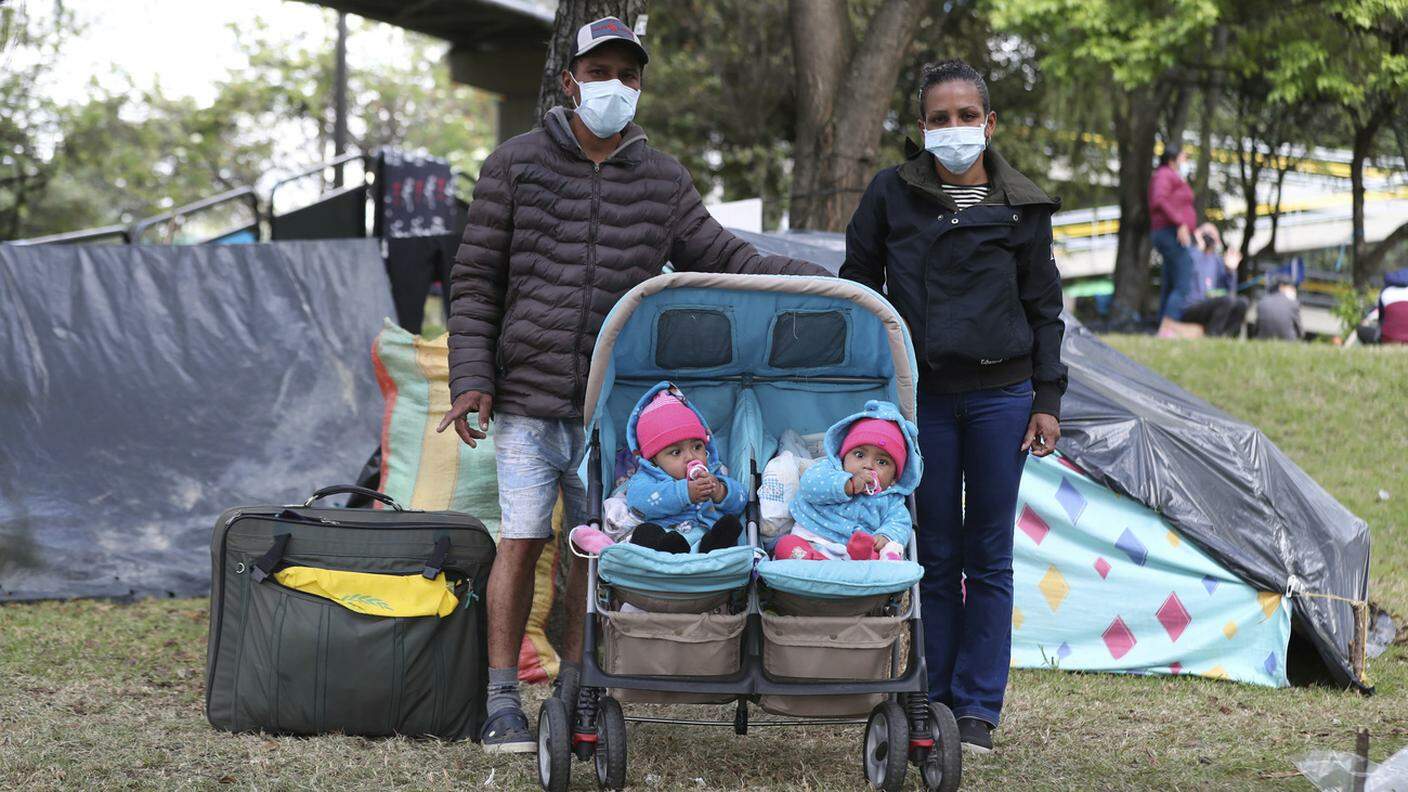 A causa del coronavirus mamma Jennifer e papà Darwin con i loro gemelli vivono in una tenda vicino alla stazione di Bogotà da maggio