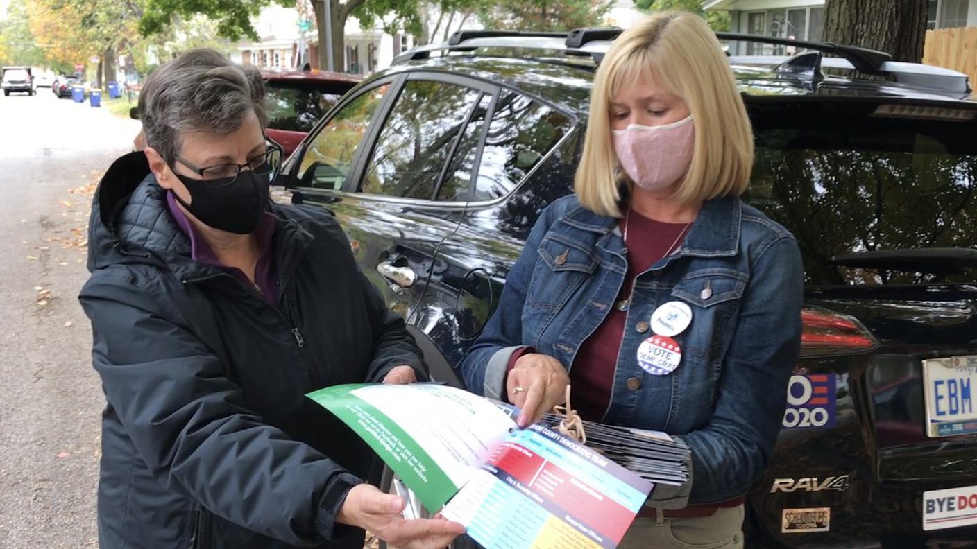 Karen e Donna spiegano che tipo di volantini lasceranno agli elettori di Grand Rapids