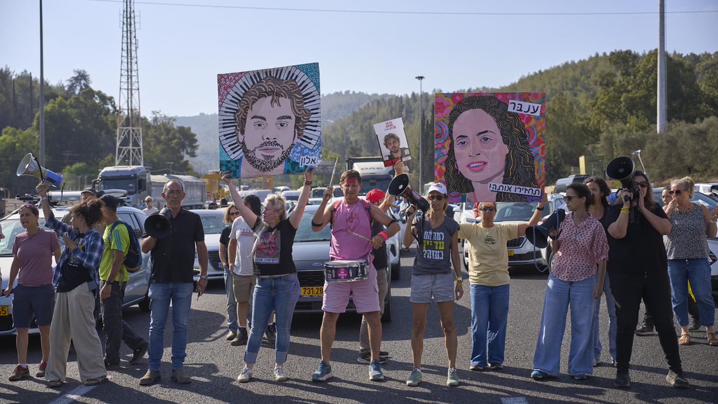 Protestano i familiari degli ostaggi