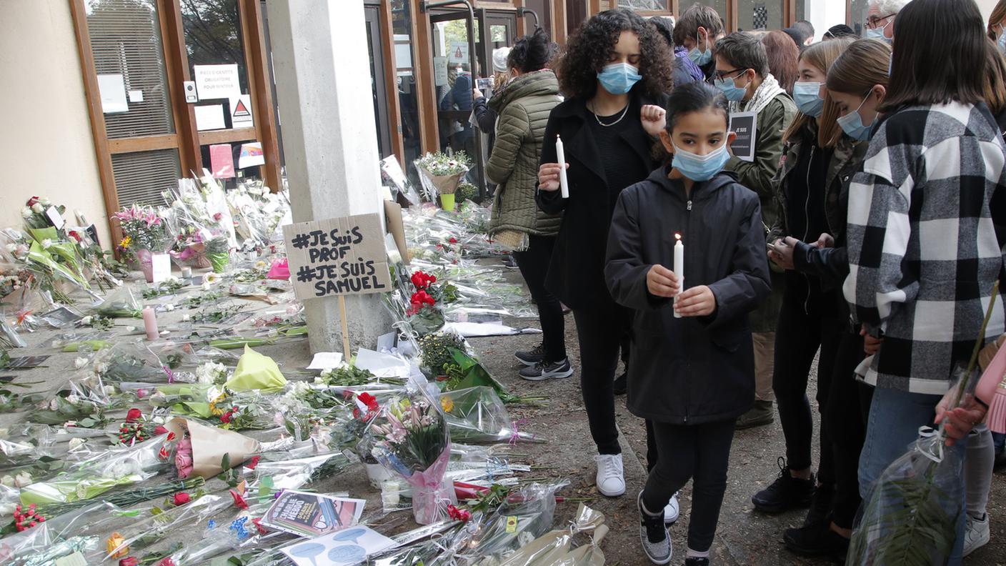 Diverse persone hanno reso omaggio alla vittima.