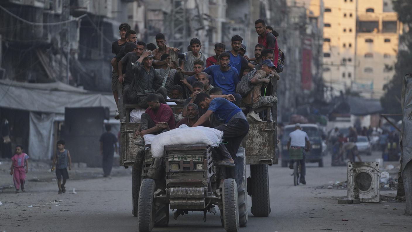 L'esodo da gaza City prosegue con ogni mezzo.jpg