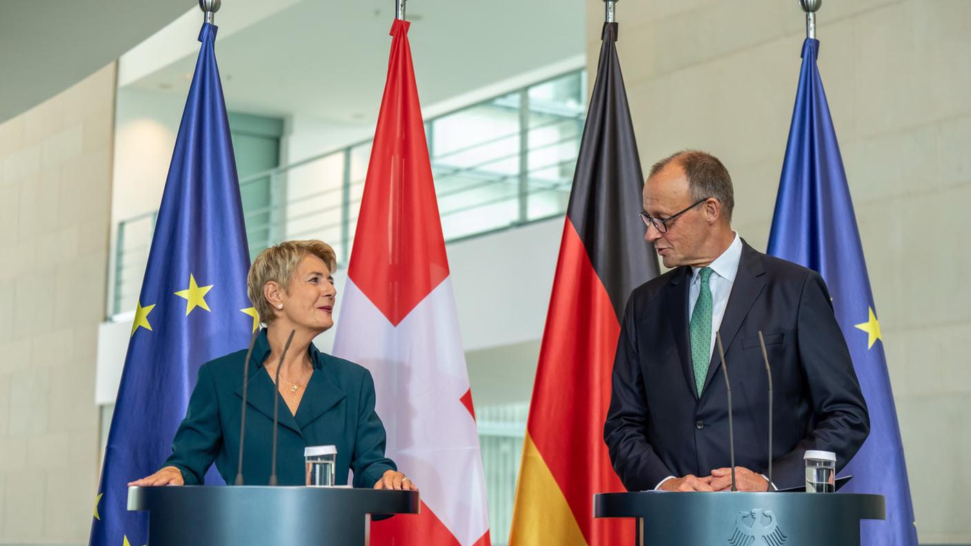 Sguardi di intesa tra Karin Keller-Sutter e Friedrich Merz.jpg