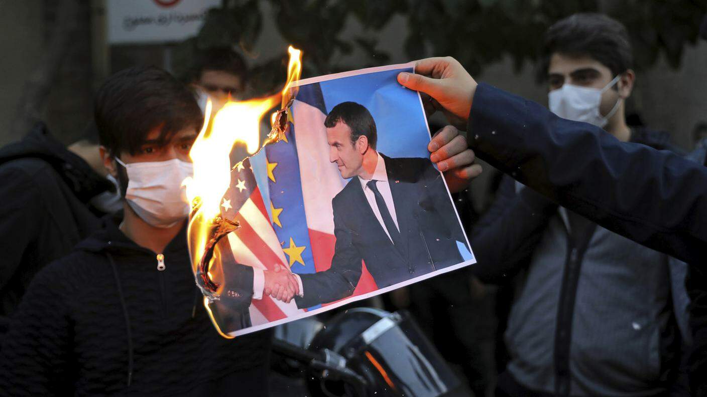 A Teheran i manifestanti hanno bruciato dei ritratti di Macron.