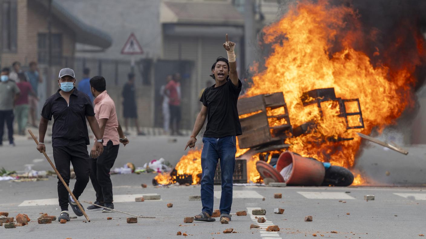 Le proteste a Kathmandu, dove è stato incendiato il Parlamento