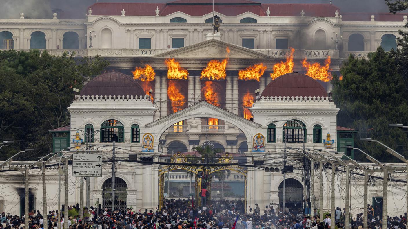 Parlamento nepalese a in fiamme