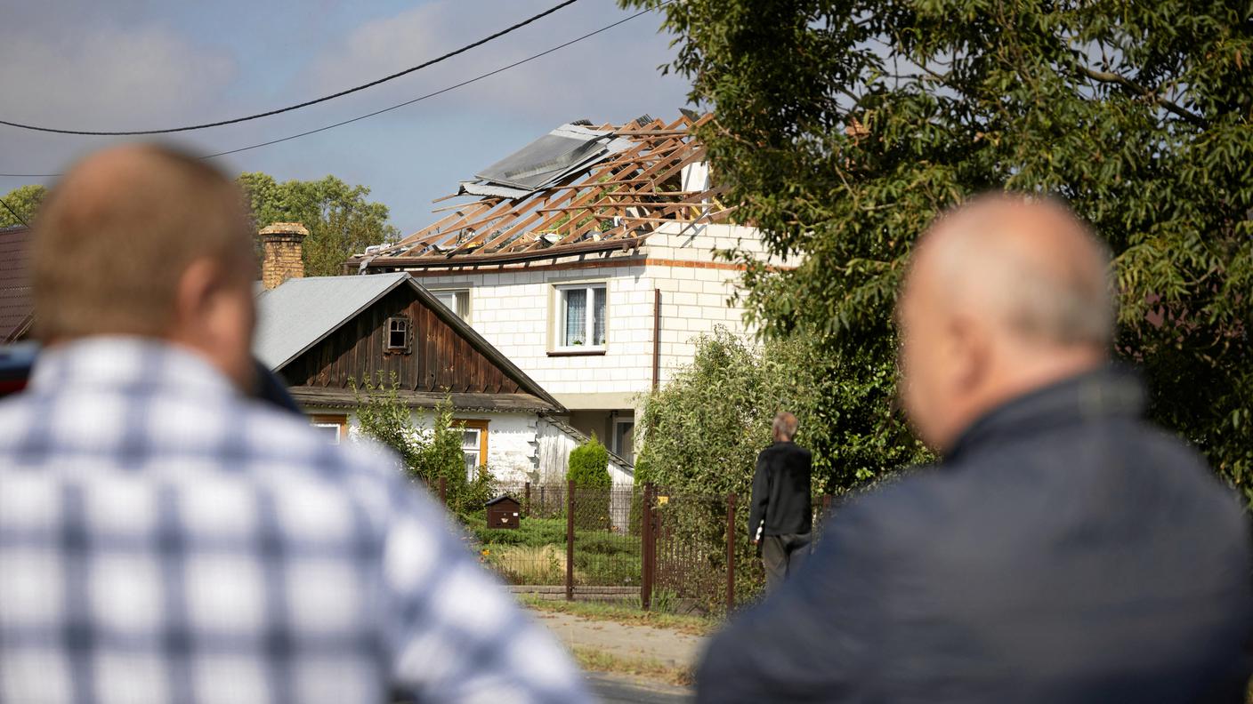 Un tetto danneggiato dai resti di un drone abbattuto in Polonia