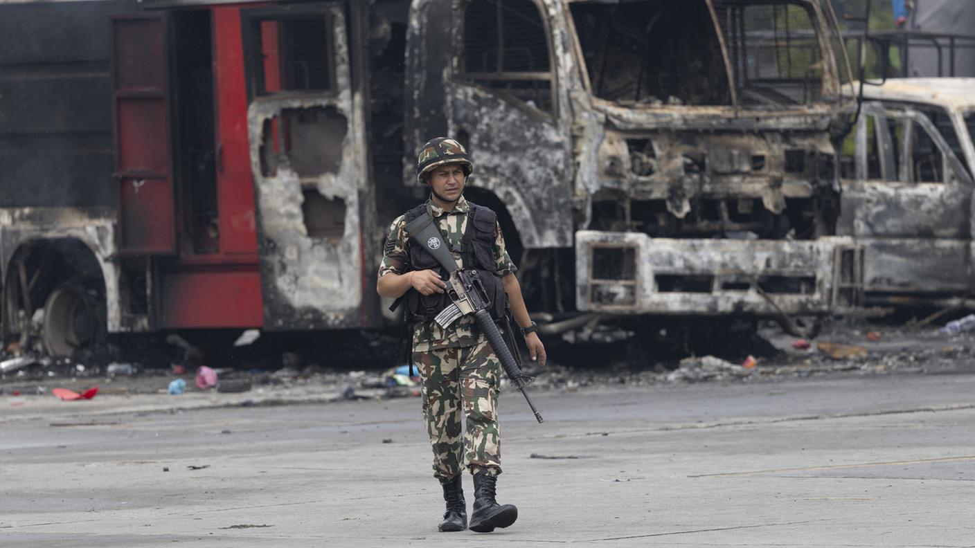 Un militare nepalese pattuglia una zona di Kathmandu dopo i violenti disordini degli ultimi giorni KEY.jpg