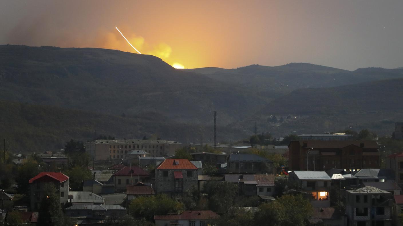 Esplosioni dietro le montagne attorno a Stepanakert