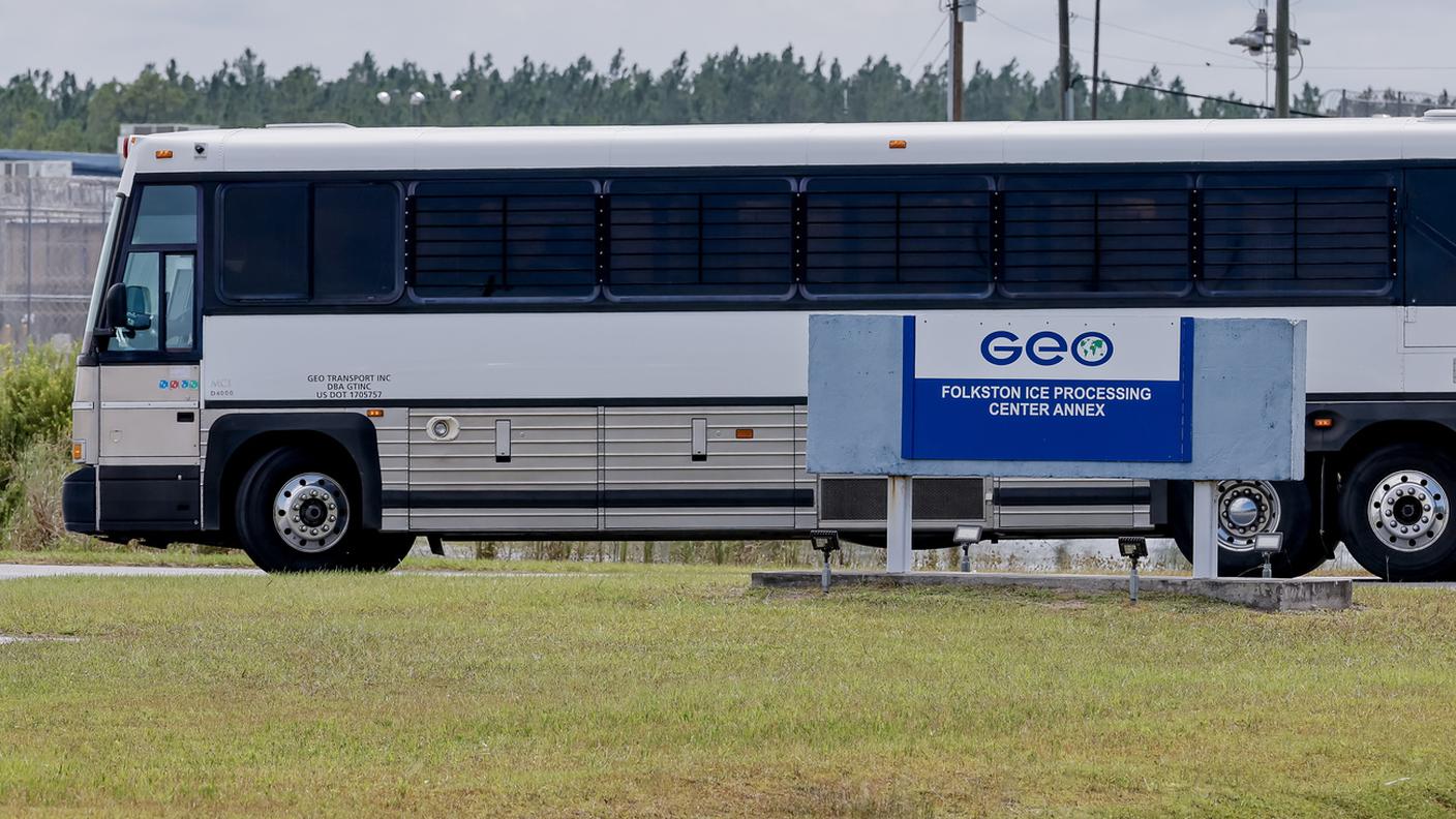 Il bus con i cittadini coreani lascia la struttura carceraria in Georgia
