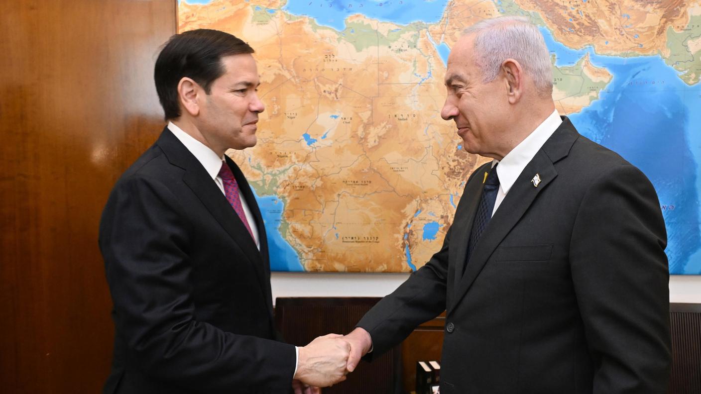La stretta di mano tra Rubio e Netanyahu lunedì in Israele