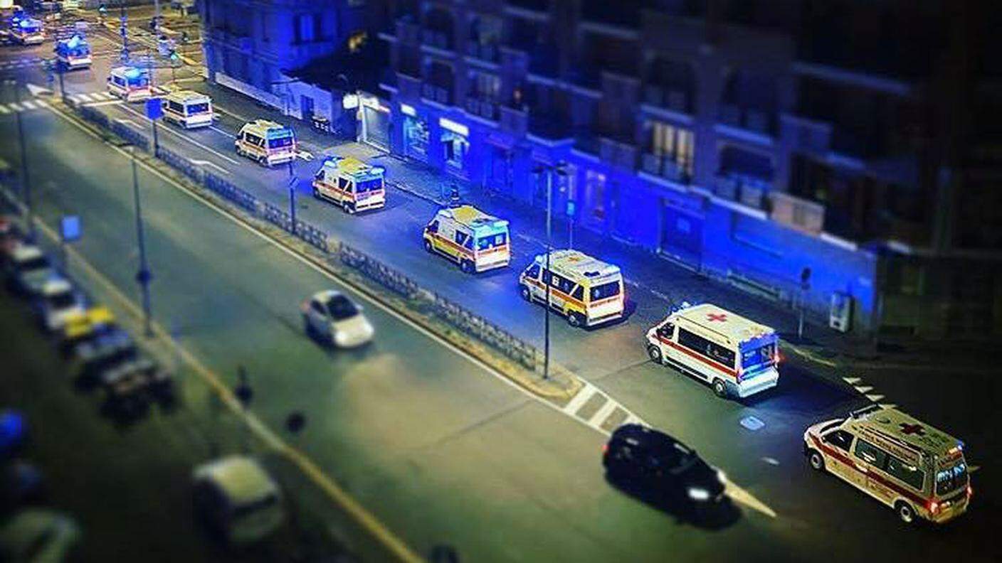 Le ambulanze in fila a Torino il 4 novembre