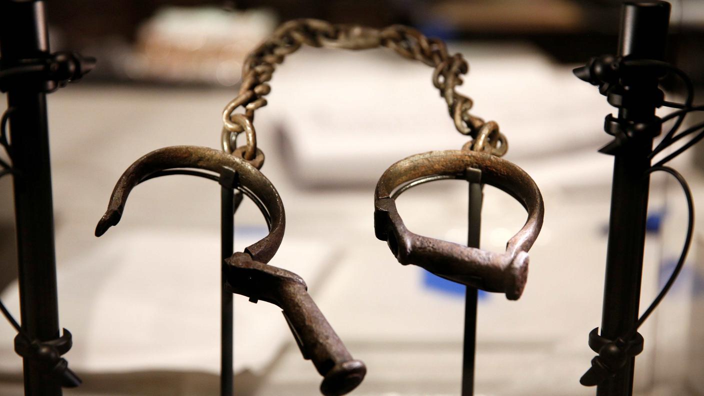 Esposte pure delle manette usate nel XIX secolo per incatenare gli schiavi.jfif