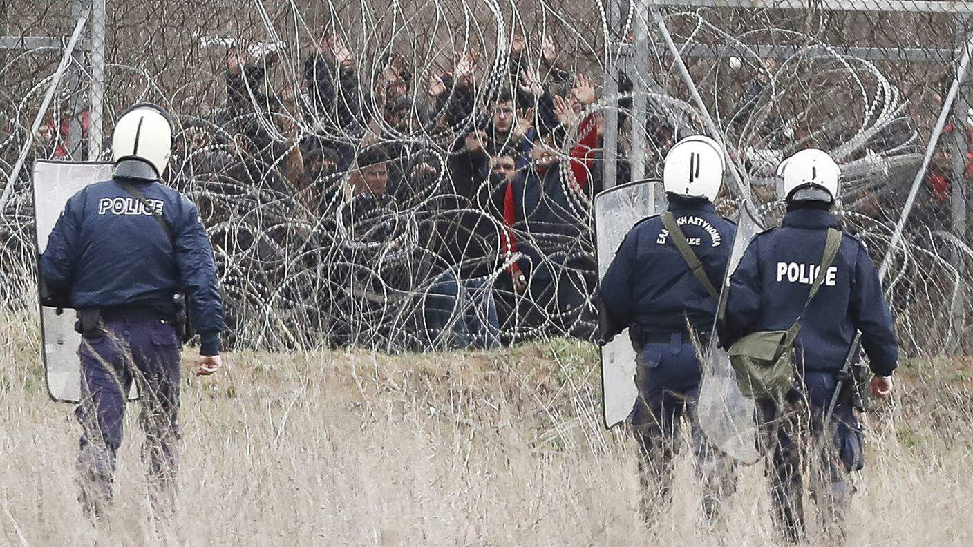 Poliziotti greci sul confine con la Turchia, a Kastanies