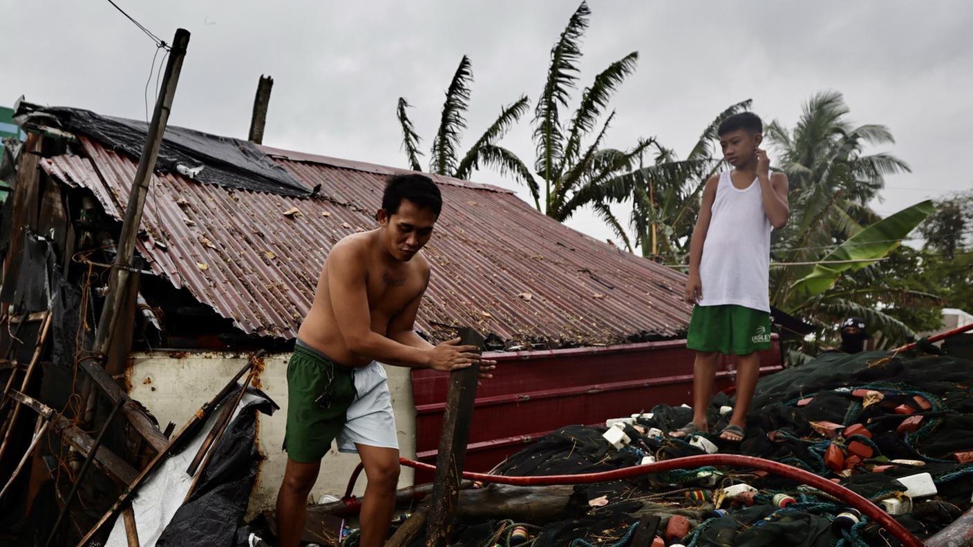 Abitanti della località di Cavite City controllano i danni