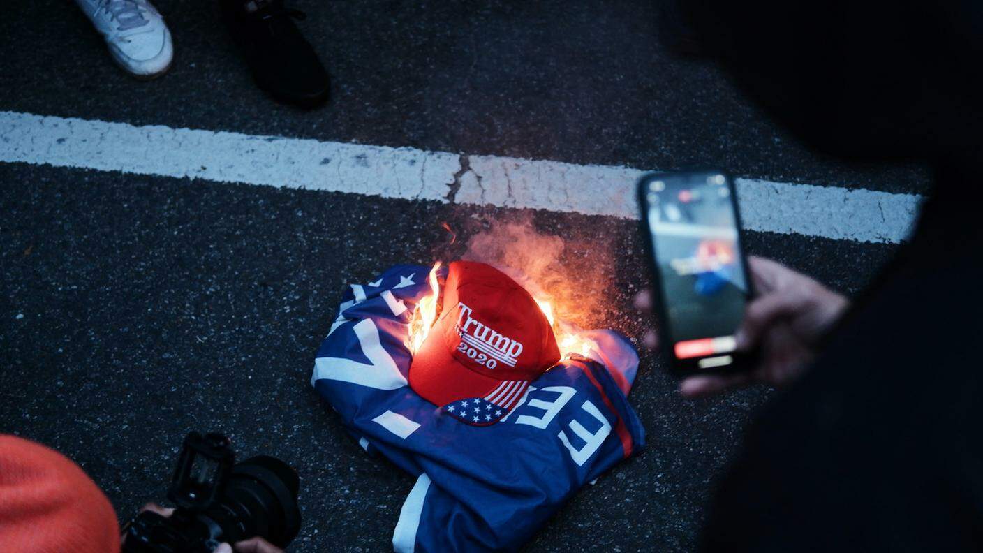 A fuoco un cappellino pro Trump