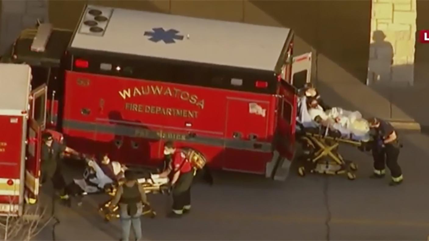 I soccorritori intervengono al Mayfair Mall di Wauwatosa
