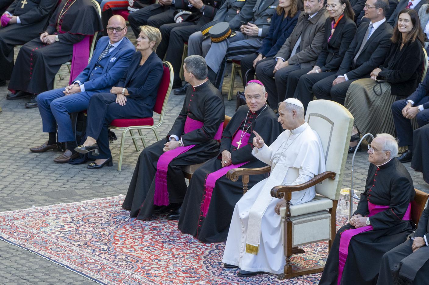 Papa Leone XIV e la presidente della Confederazione assistono alla cerimonia.jpg