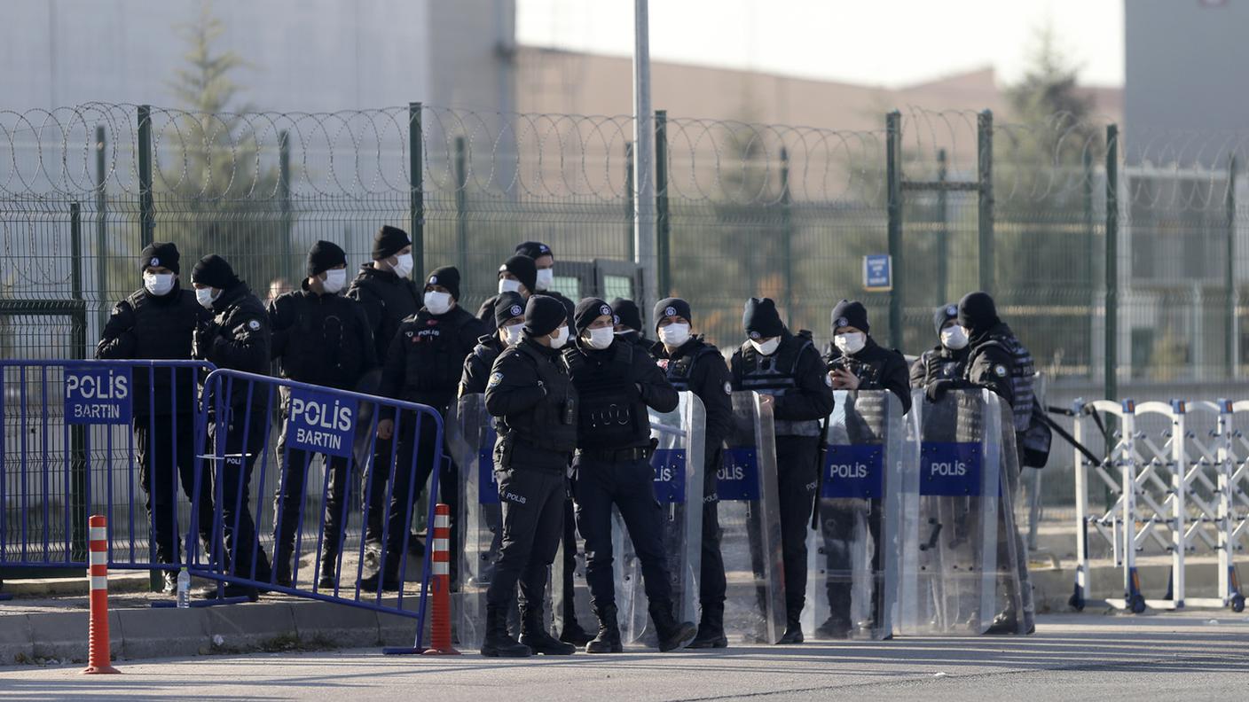 Poliziotti fuori dal luogo del processo