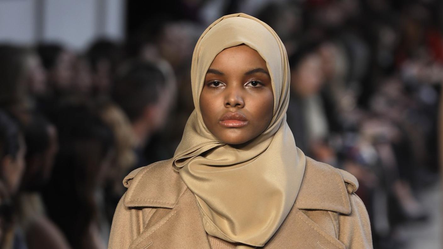 Halima Aden durante una sfilata della Milano Fashion week (2017)