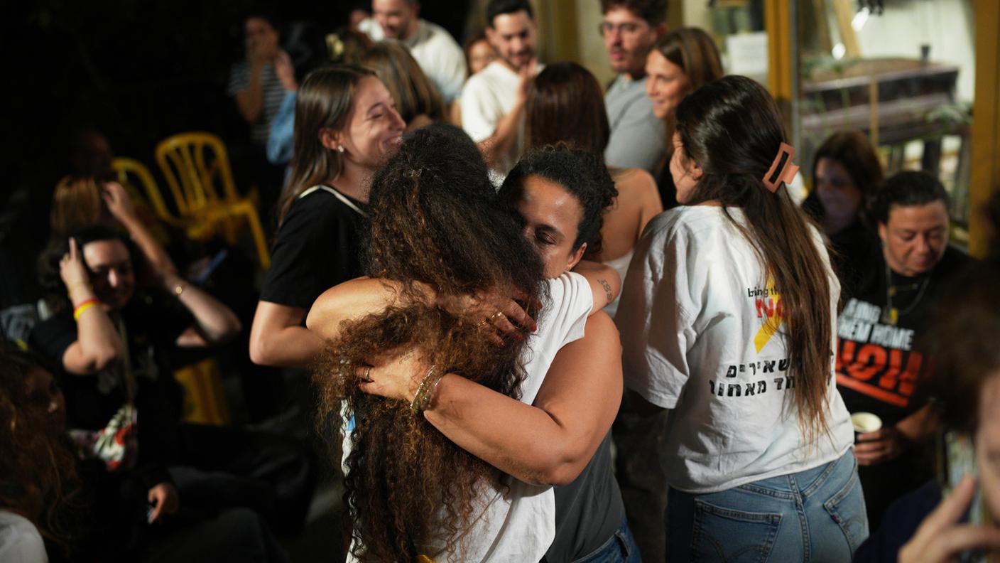 I familiari degli ostaggi israeliani dopo l'annuncio dell'accordo