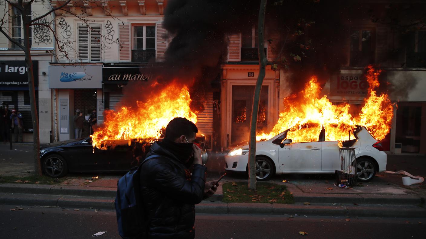 Auto in fiamme a Parigi