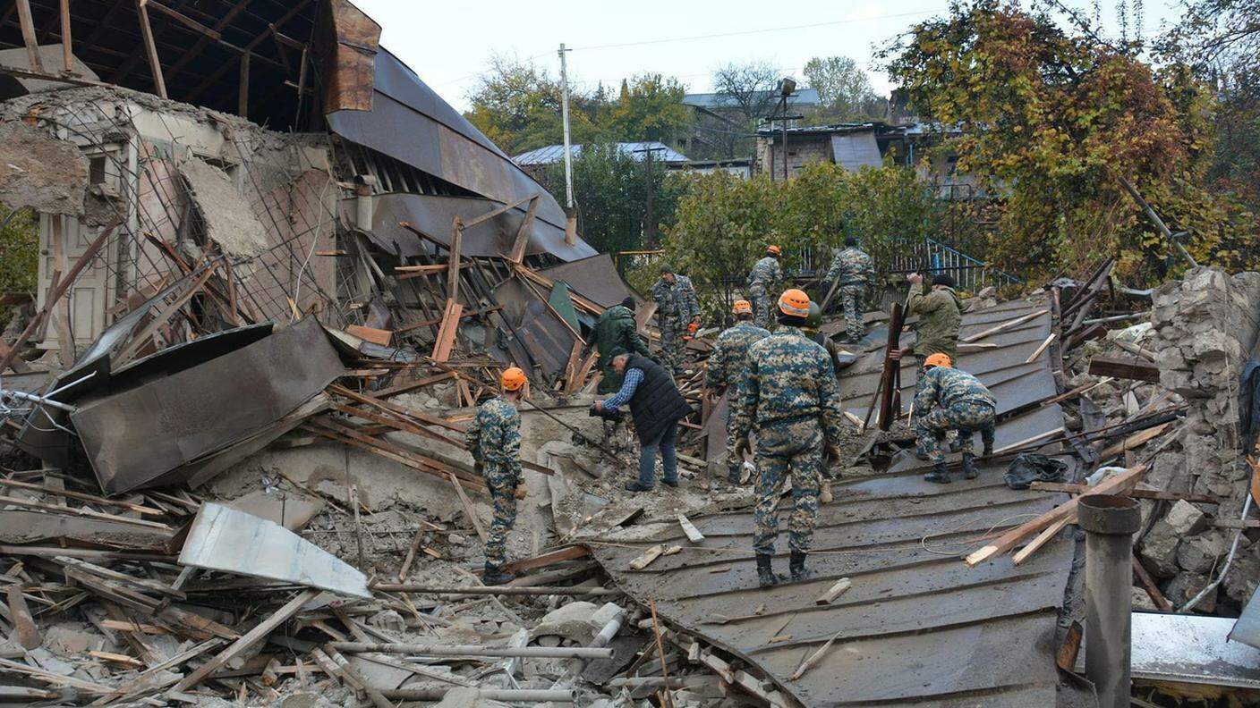 Abitazioni distrutte dai bombardamenti a Stepanakert