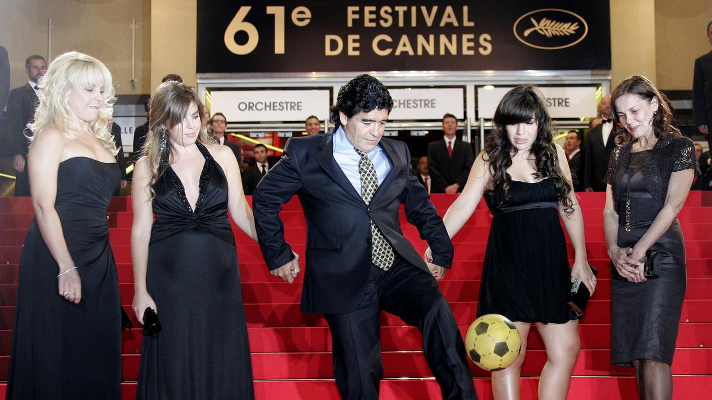 Claudia Villafane, Dalma, Maradona, Giannina e Maja Kusturica alla premiere di "Maradona" a Cannes