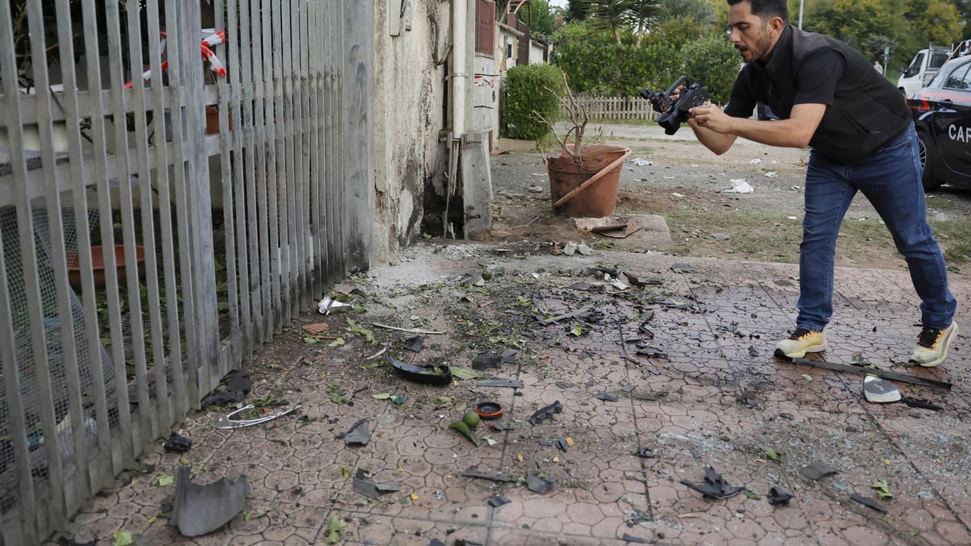 La parte anteriore dell'auto del giornalista è stata completamente distrutta e la vettura accanto, quella della figlia, danneggiata