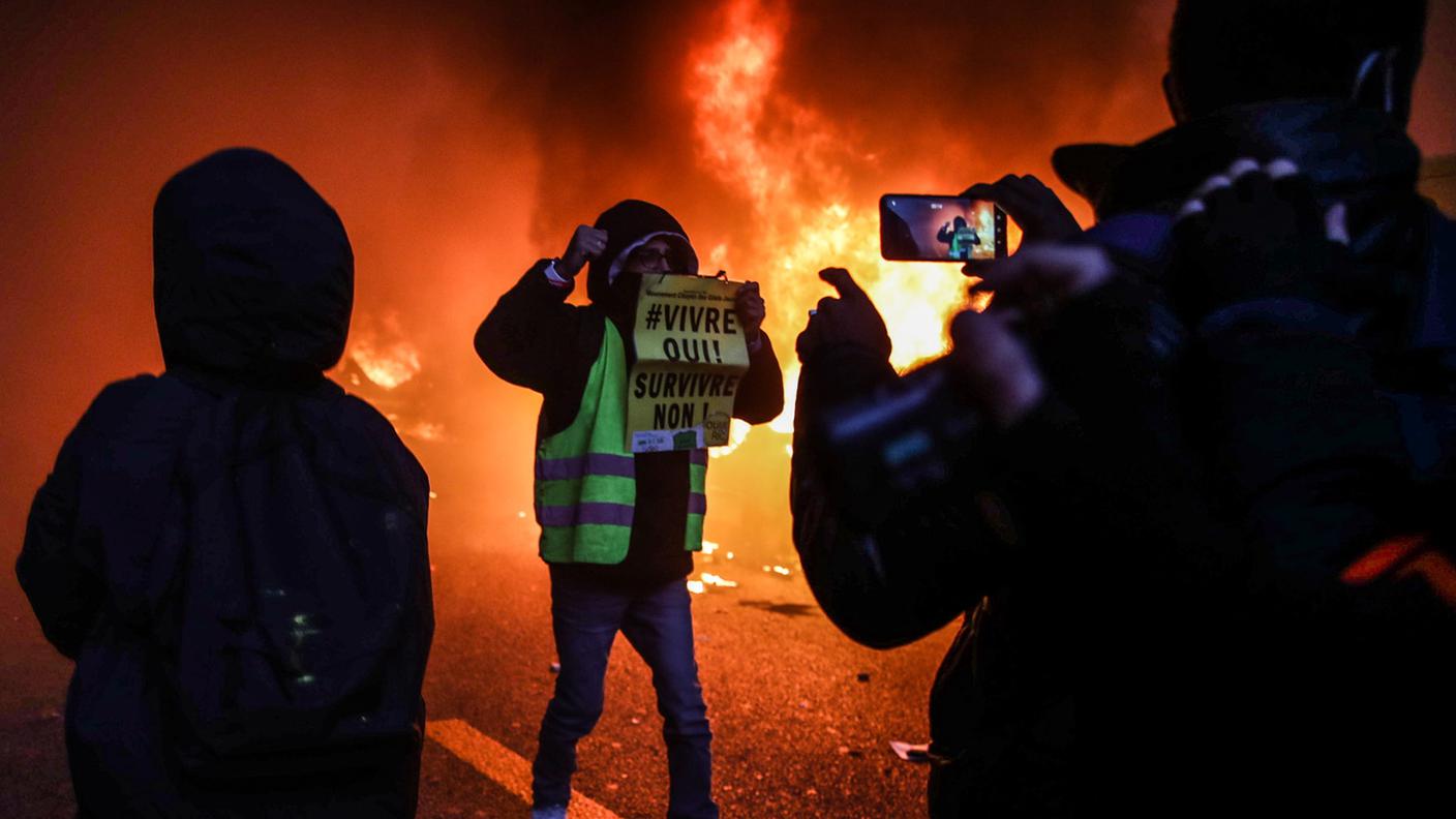 In piazza a Parigi, oltre ai manifestanti, sono comparsi anche gilet gialli e black-bloc