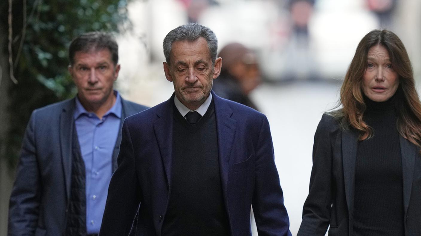 Il 70enne esce di casa accompagnato dalla moglie Carla Bruni.jpg